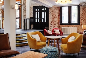 Bar-salon dans le hall