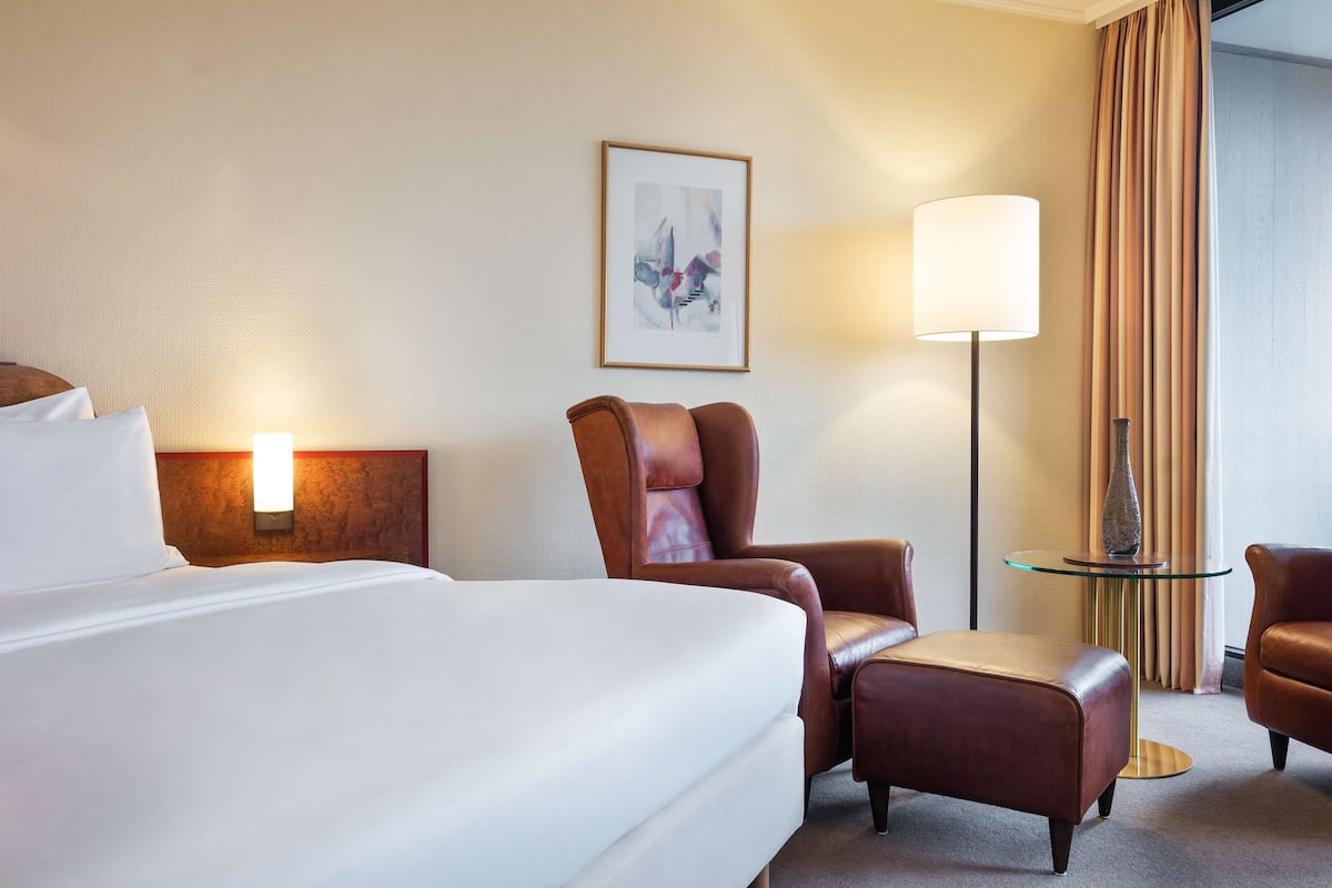 Rum - 1 queensize-säng | Minibar, värdeförvaringsskåp på rummet och skrivbord