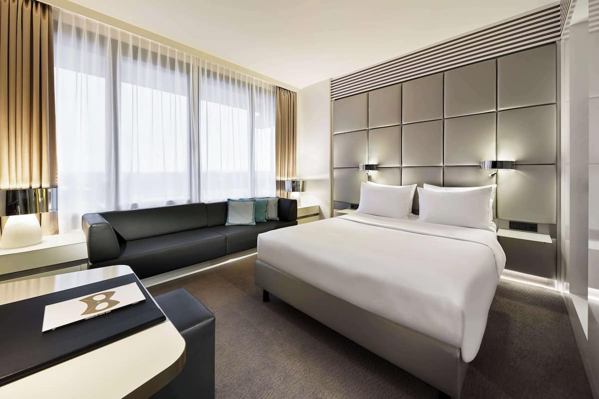 Deluxe Room, 1 Queen Bed | Pillow-top beds, minibar, in-room safe, desk