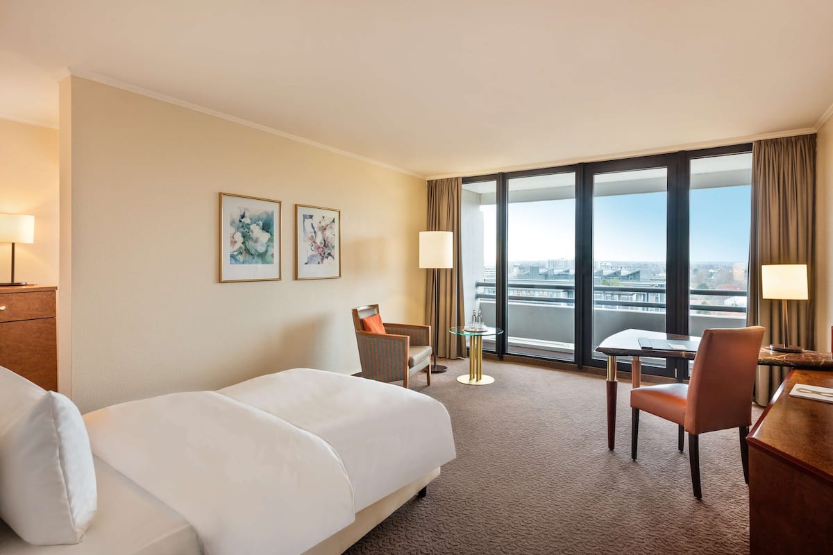 Deluxe Room, 1 Twin Bed | Minibar, in-room safe, desk, laptop workspace