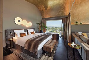 Minibar, in-room safe, desk, laptop workspace