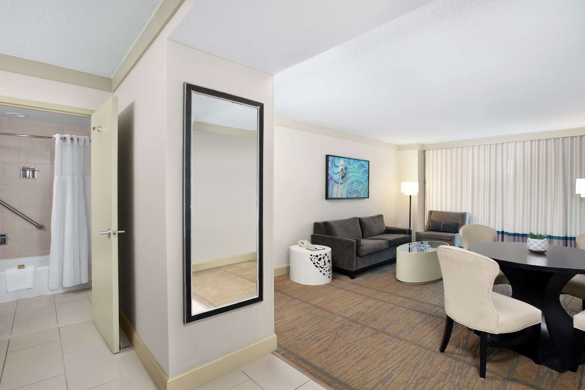 Suite, 1 Katil Raja (King), Non Smoking | Ruang tamu | 55 inci televisyen LCD dengan satelit, TV, filem berbayar