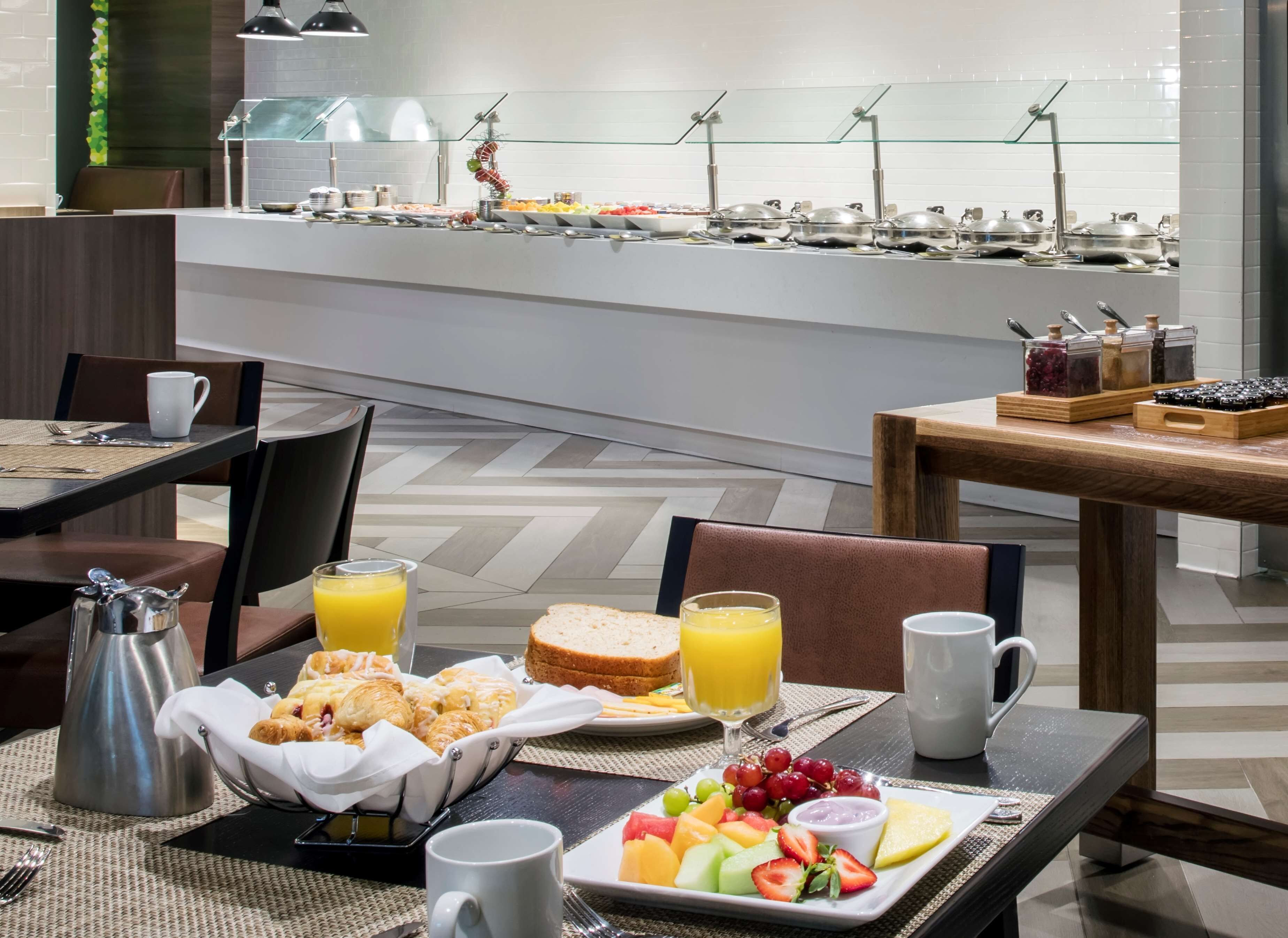 Un bufé de desayuno con diversas opciones de alimentos y una estación de café.