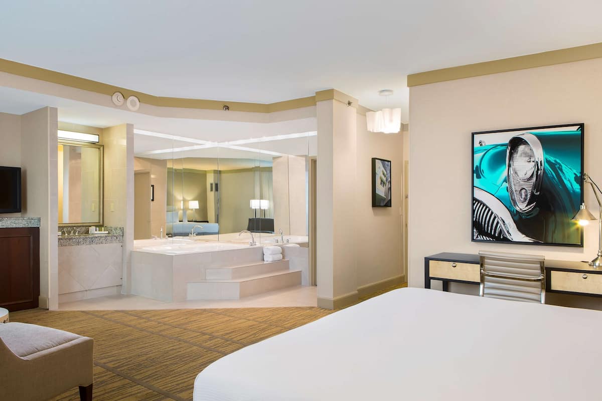 Room, 1 Katil Raja (King), Jetted Tub | Peralatan tempat tidur premium, gebar bulu kapas, tilam berlapik