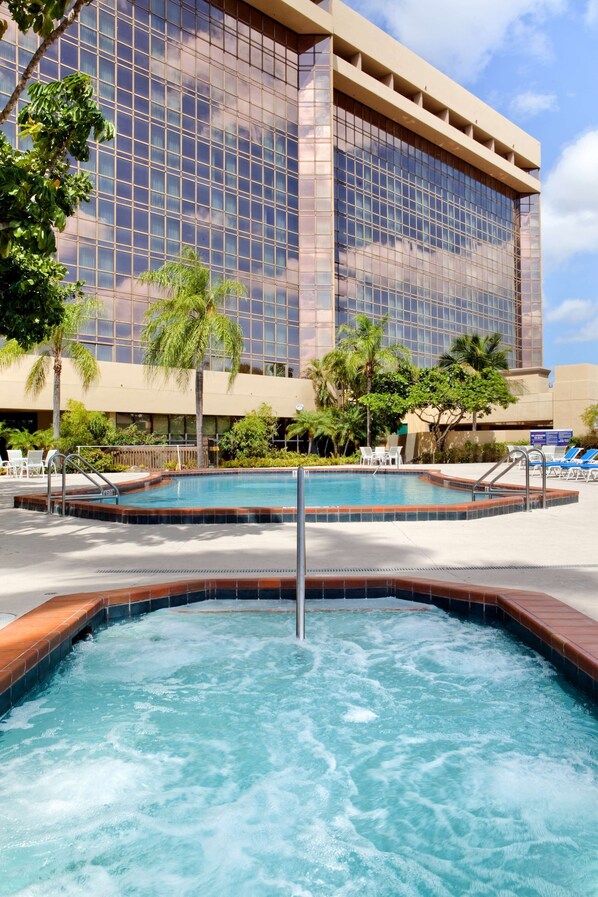 Una piscina al aire libre, tumbonas