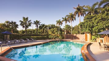 Alberca al aire libre, acceso de 06:00 a 22:00, y camastros