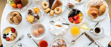 A breakfast buffet with various food items and beverages.