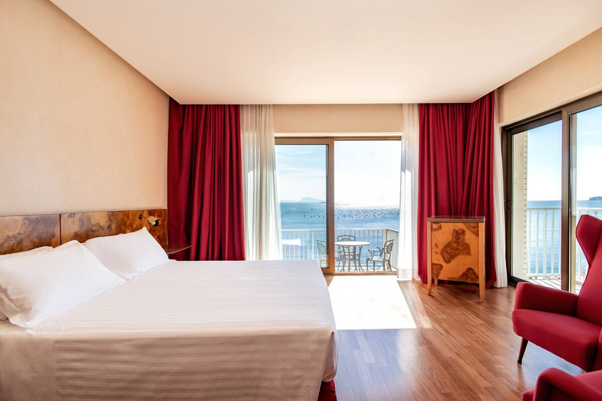 Suite Junior, balcony (Design) | 低過敏寢具、客房內保險箱、床單