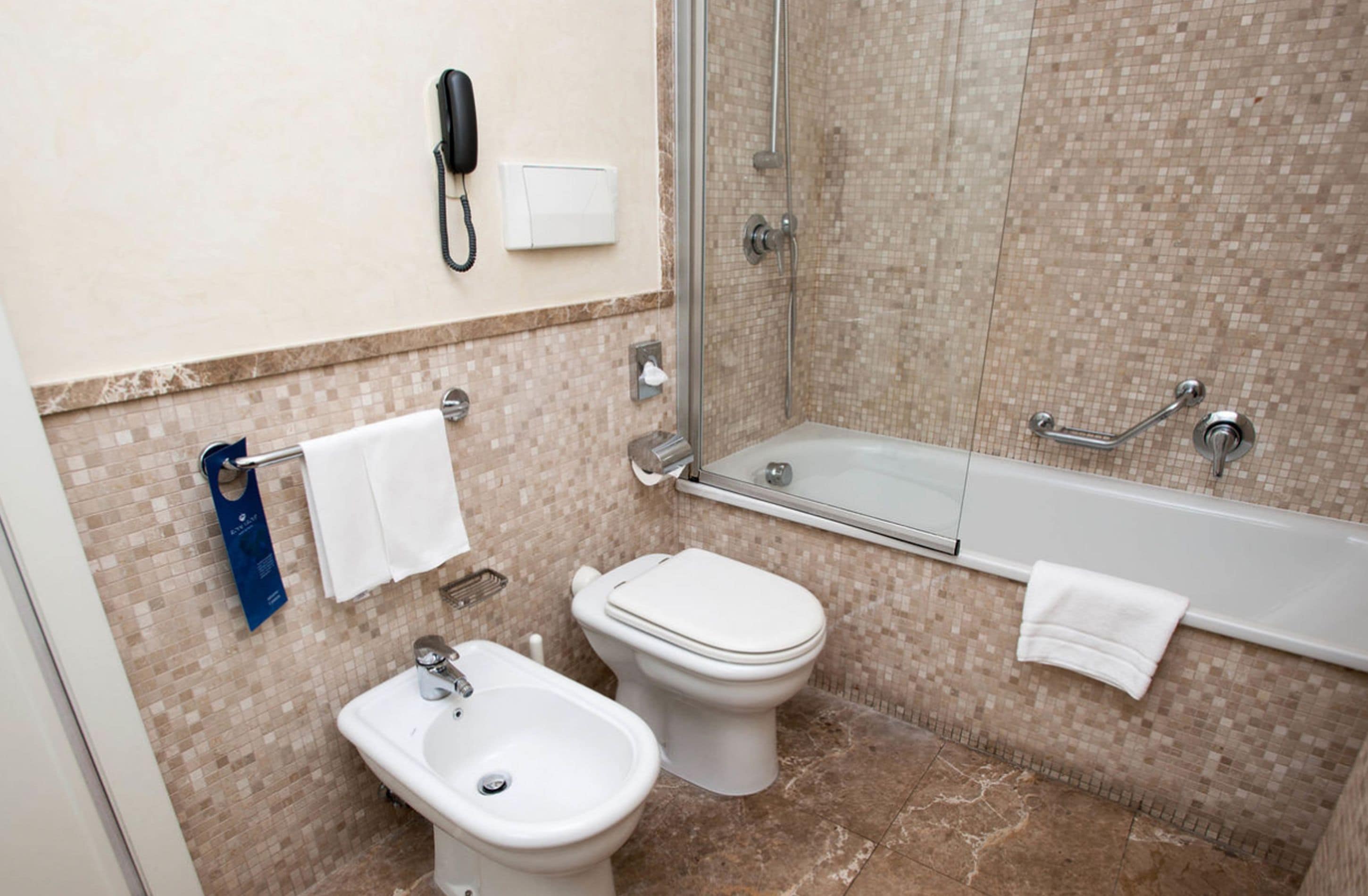 Un bagno con servizi igienici, bidet e vasca da bagno.