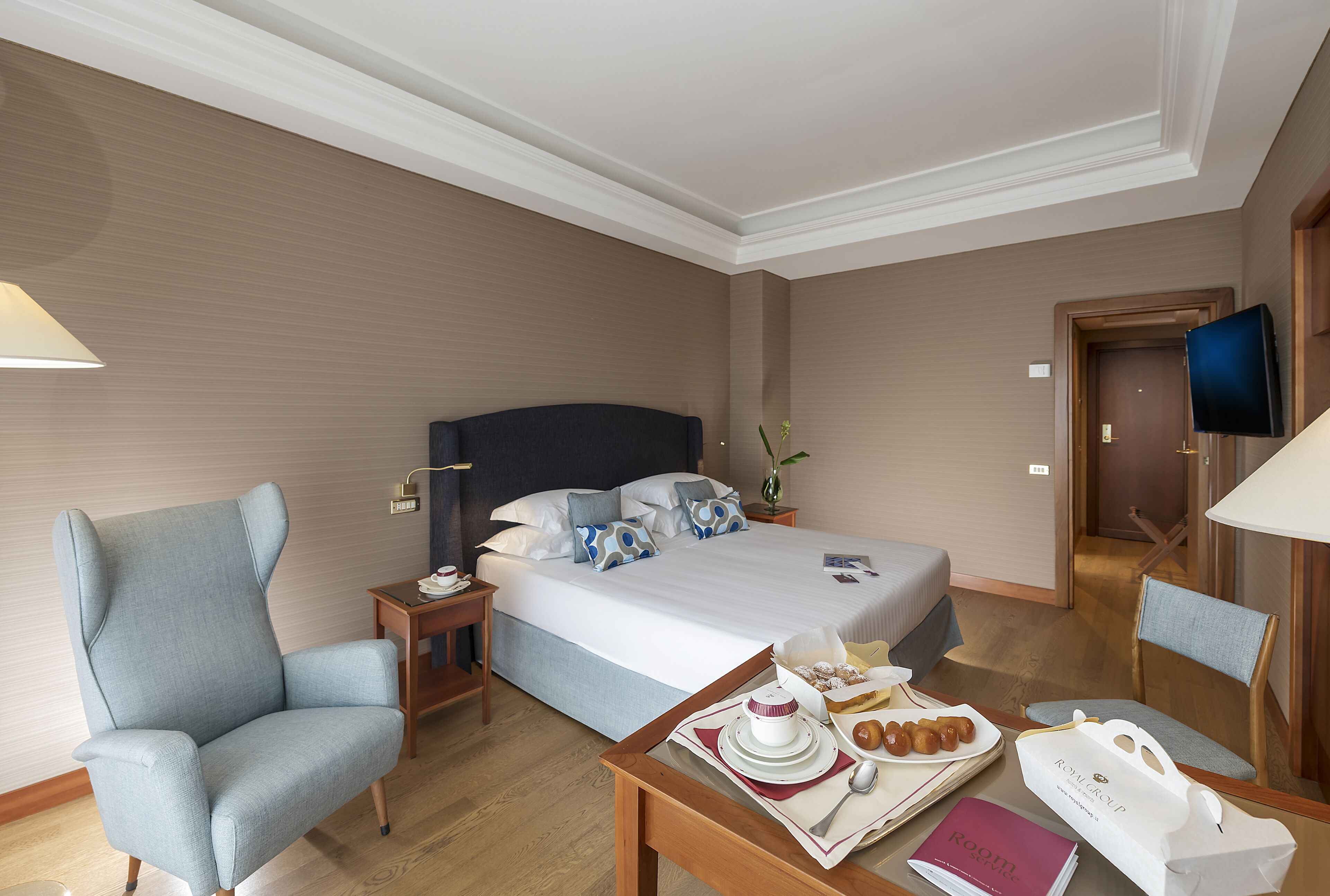 Hypo-allergenic bedding available, in-room safe, bed sheets
