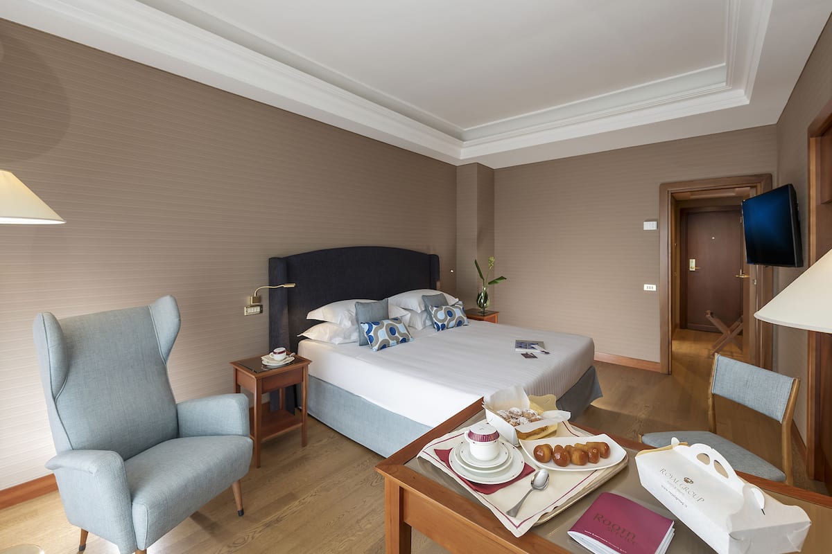 Hypo-allergenic bedding available, in-room safe, bed sheets