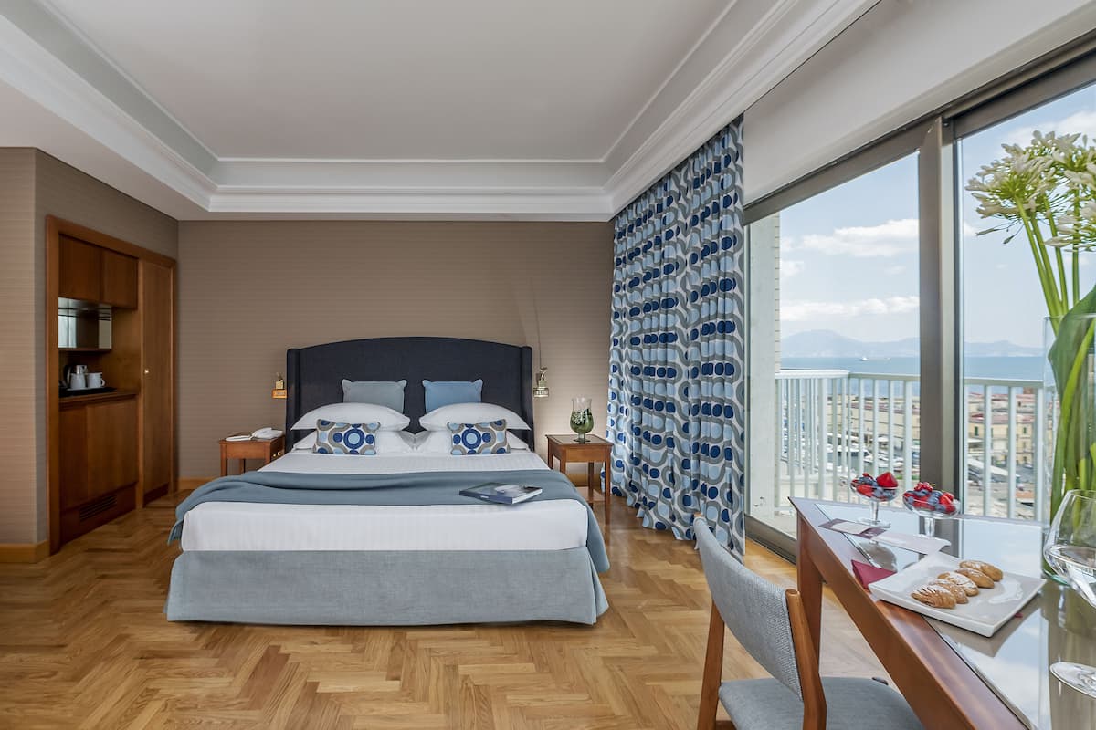 Junior Suite, Sea View | 1 bedroom, hypo-allergenic bedding, in-room safe, bed sheets