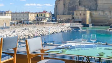 2 restaurants, serveren ontbijt, lunch, diner, Italiaanse gerechten