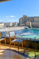 2 restauranter, frokost, lunsj og middag serveres, italienske retter