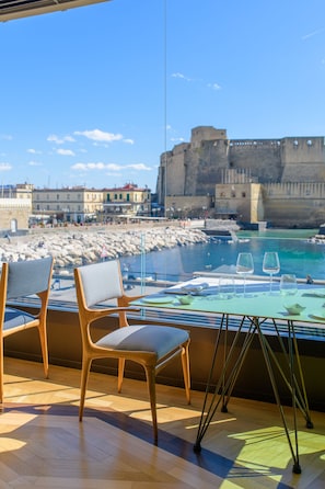 2 restaurantes, se sirven desayunos, comidas, cenas y cocina italiana
