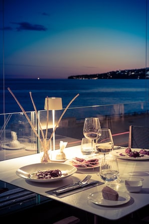 2 restaurants, breakfast, lunch, dinner served; Italian cuisine