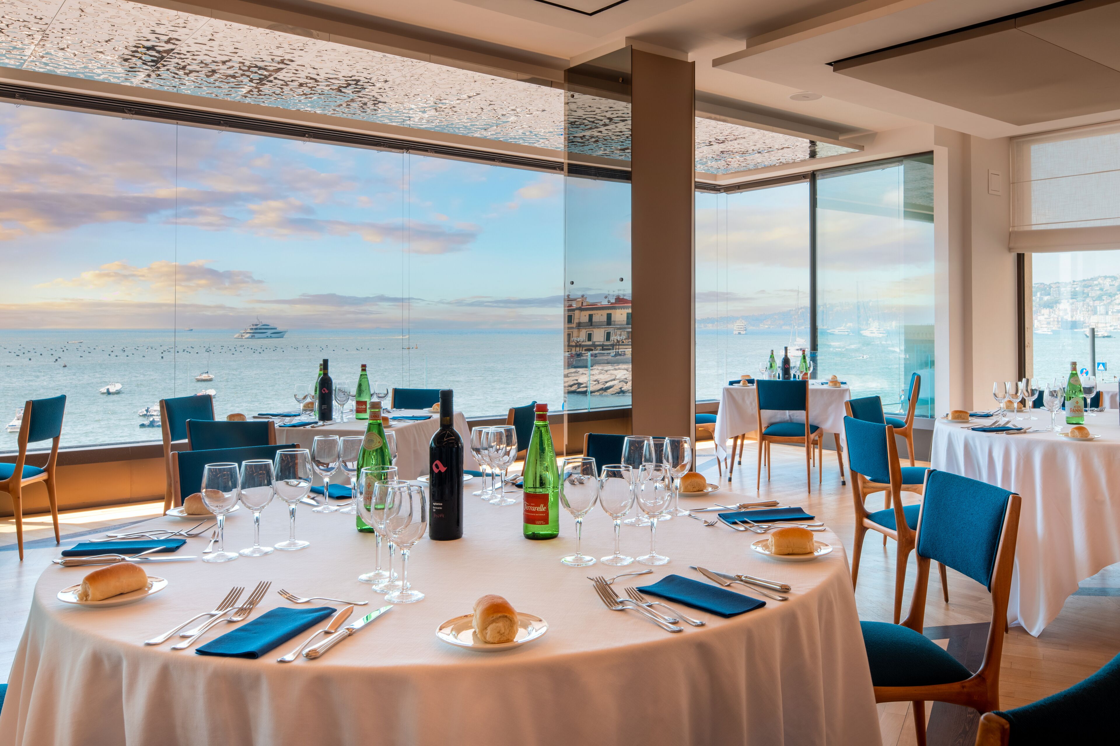 2 Restaurants, Frühstück, Mittagessen, Abendessen, italienische Küche