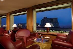Beach views, open daily - Royal Continental Hotel Naples (Naples)