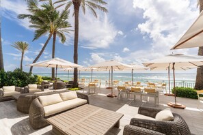 2 bares o lounges, 2 bares junto a la alberca 