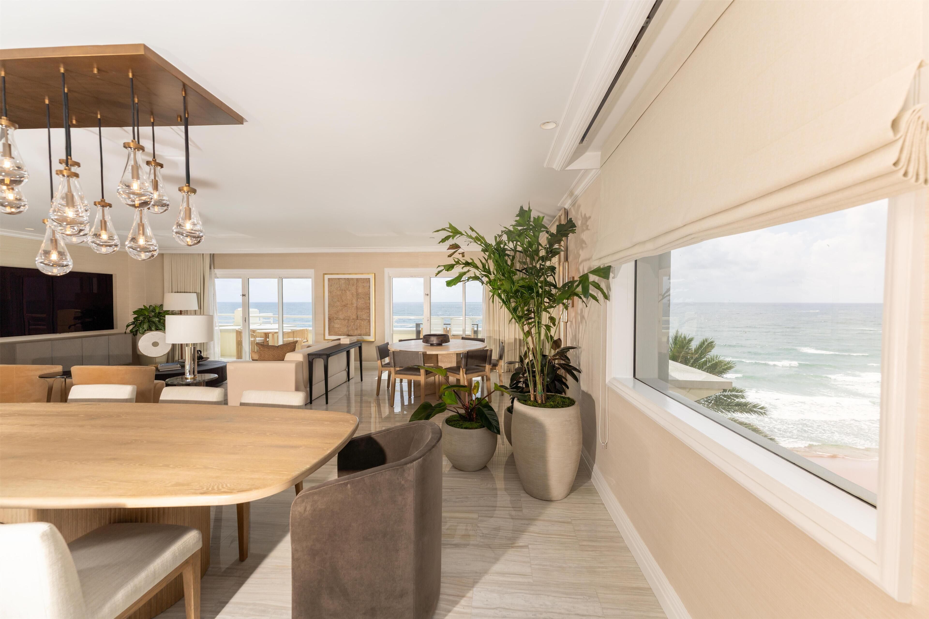 套房 | 高档床上用品、客房内保险箱、办公桌、遮光窗帘