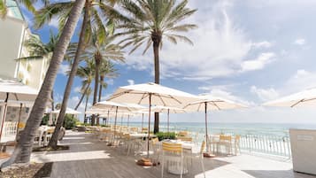 4 restaurants, lunch, dinner served; American cuisine