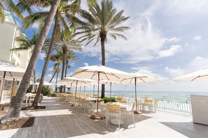 4 restaurantes, se sirven comidas, cenas y cocina americana