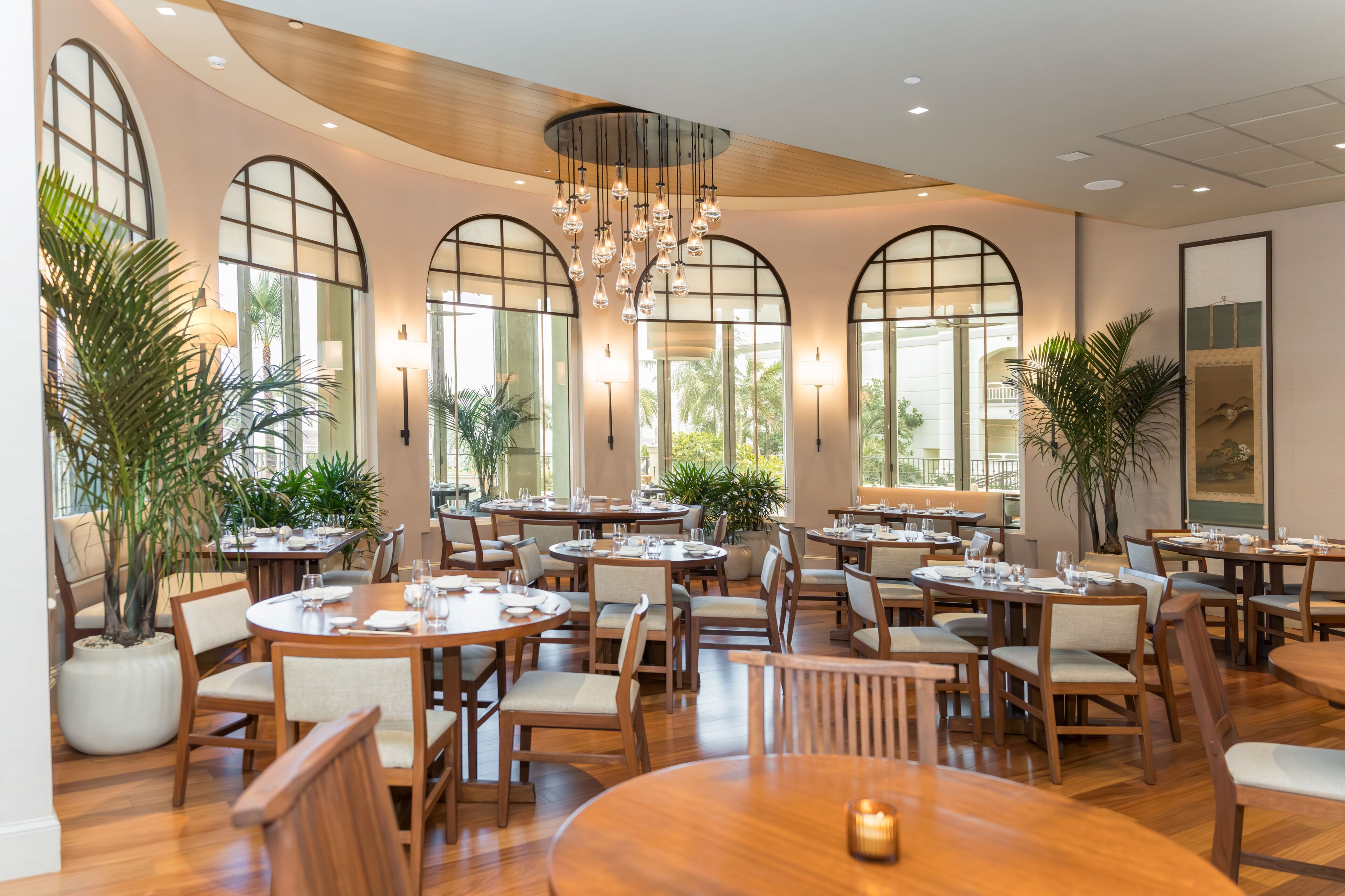 4 restaurants; lunch and dinner served