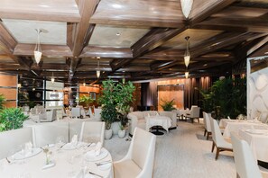 3 restaurants, breakfast, lunch, dinner served; American cuisine