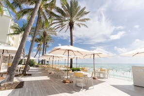 3 restaurants, breakfast, lunch, dinner served; American cuisine 