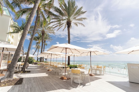 2 bars/lounges, 2 poolside bars. Eau Resort & Spa
