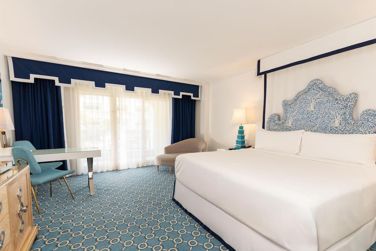 Luxe beddengoed, een kluis op de kamer, een bureau, een laptopwerkplek