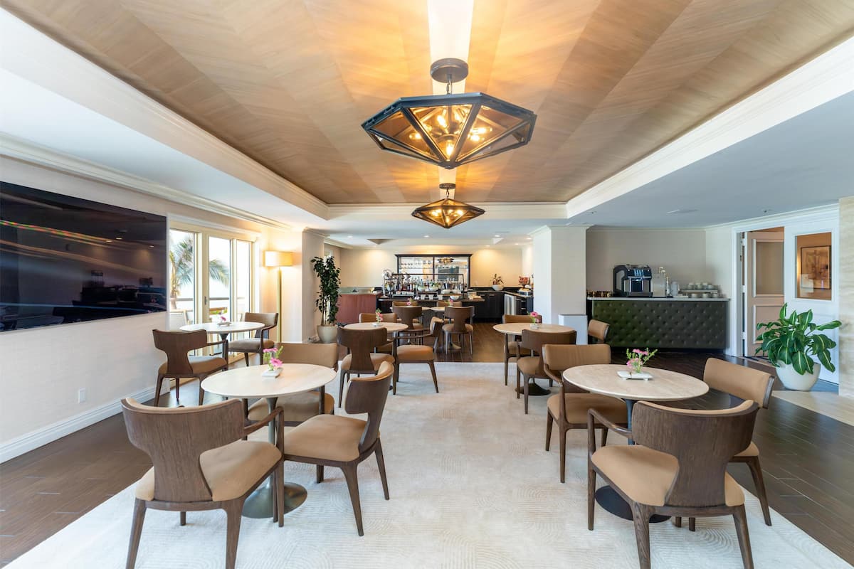 2 bars/lounges, 2 poolside bars