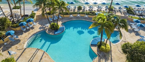 2 kolam renang outdoor, dengan payung kolam renang dan kursi berjemur