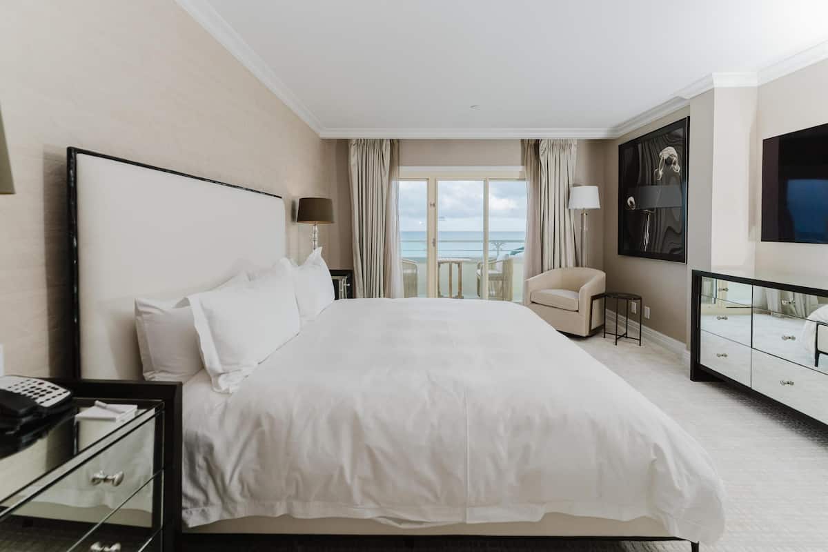 Premium bedding, in-room safe, desk, blackout drapes