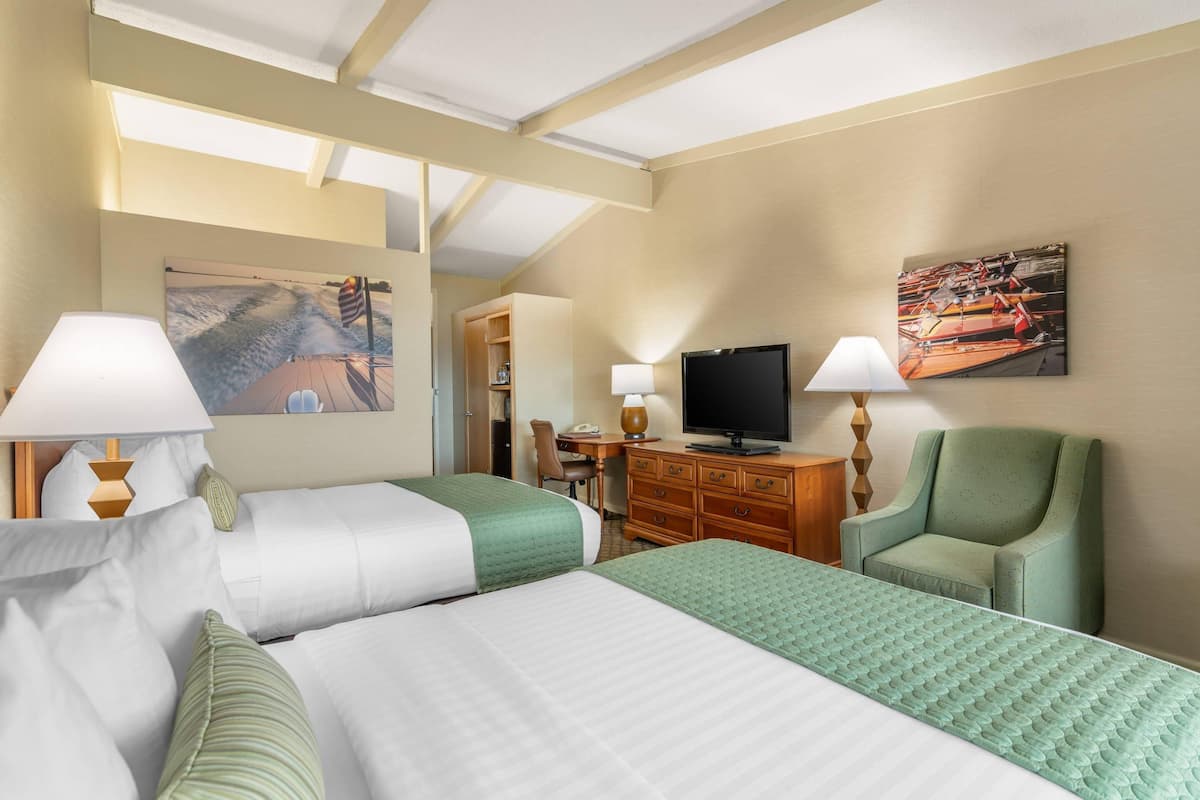 Desk, laptop workspace, iron/ironing board, free WiFi