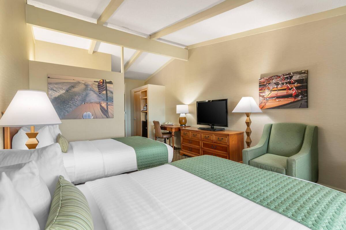 Desk, laptop workspace, iron/ironing board, free WiFi