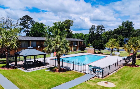 Piscine extérieure en saison