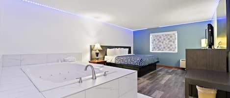 Habitación Prestigio, 1 cama King size, hidromasaje | Ropa de cama de alta calidad, edredón y escritorio