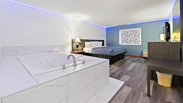 Habitación Prestigio, 1 cama King size, hidromasaje | Ropa de cama de alta calidad, edredón y escritorio