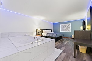 Quarto com design assinado, 1 cama King, banheira de hidromassagem | Roupas de cama premium, edredons de pluma, escrivaninha