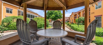 Chicago Club Inn & Suites