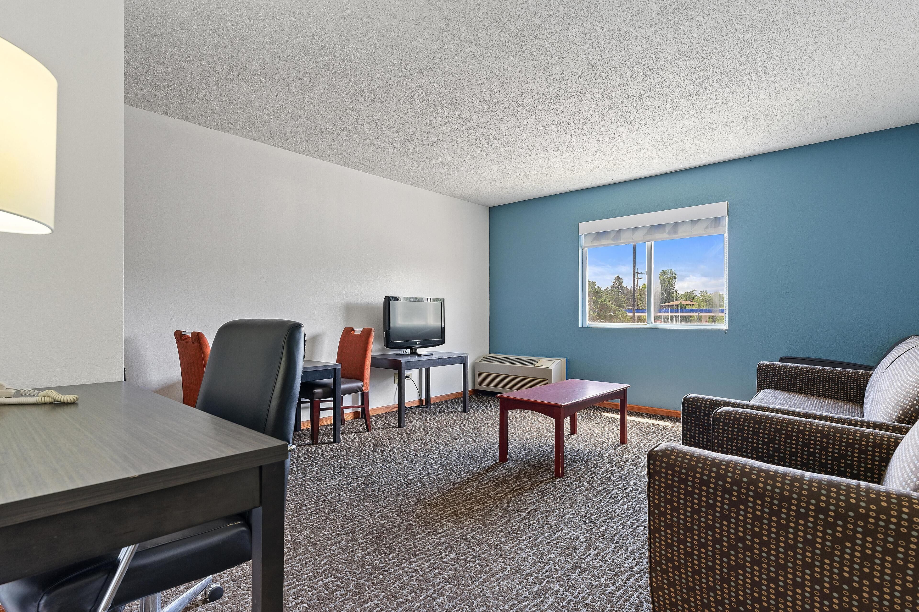 Habitación de lujo, 1 cama de matrimonio grande con sofá cama | Zona de estar | Televisión LED de 32 pulgadas con canales por cable, una televisión