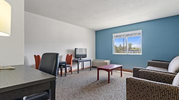 Luxury-Zimmer, 1 King-Bett und Schlafsofa | Wohnbereich | 32-Zoll-LED-Fernseher mit Kabelempfang, Fernseher