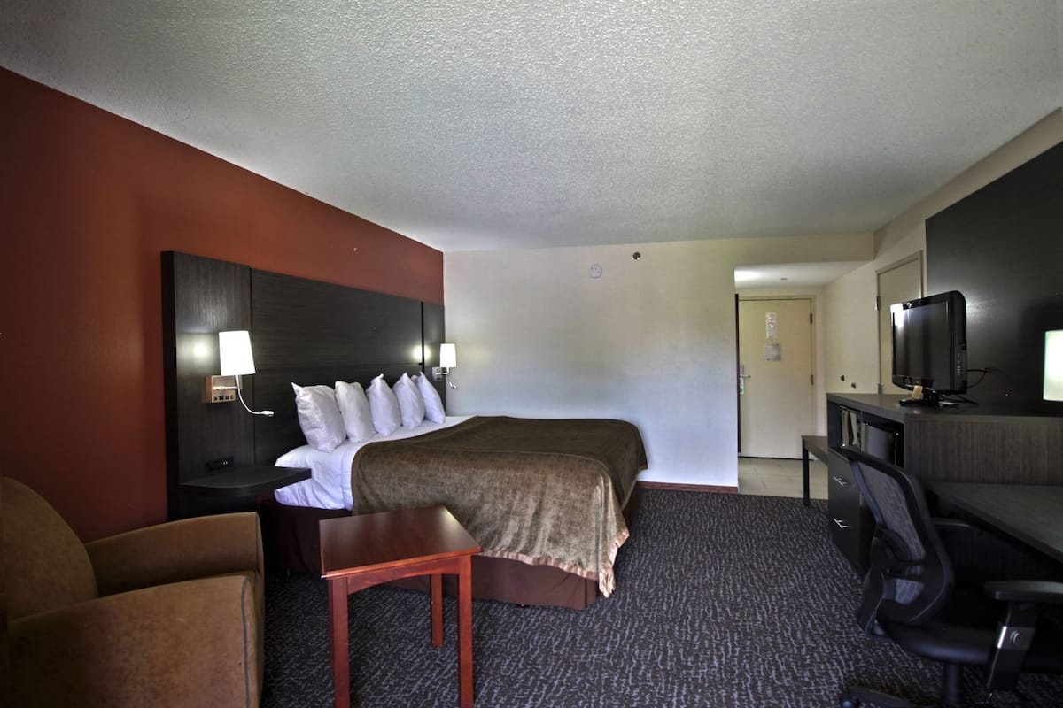 Premium bedding, down comforters, desk, laptop workspace
