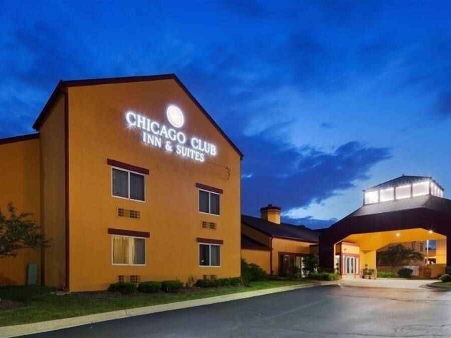 Fachada de la propiedad por la tarde o noche