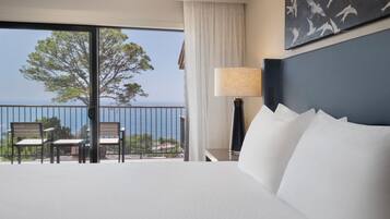 Standard Room, 1 King Bed, Ocean View | Premium bedding, down comforters, pillowtop beds, in-room safe