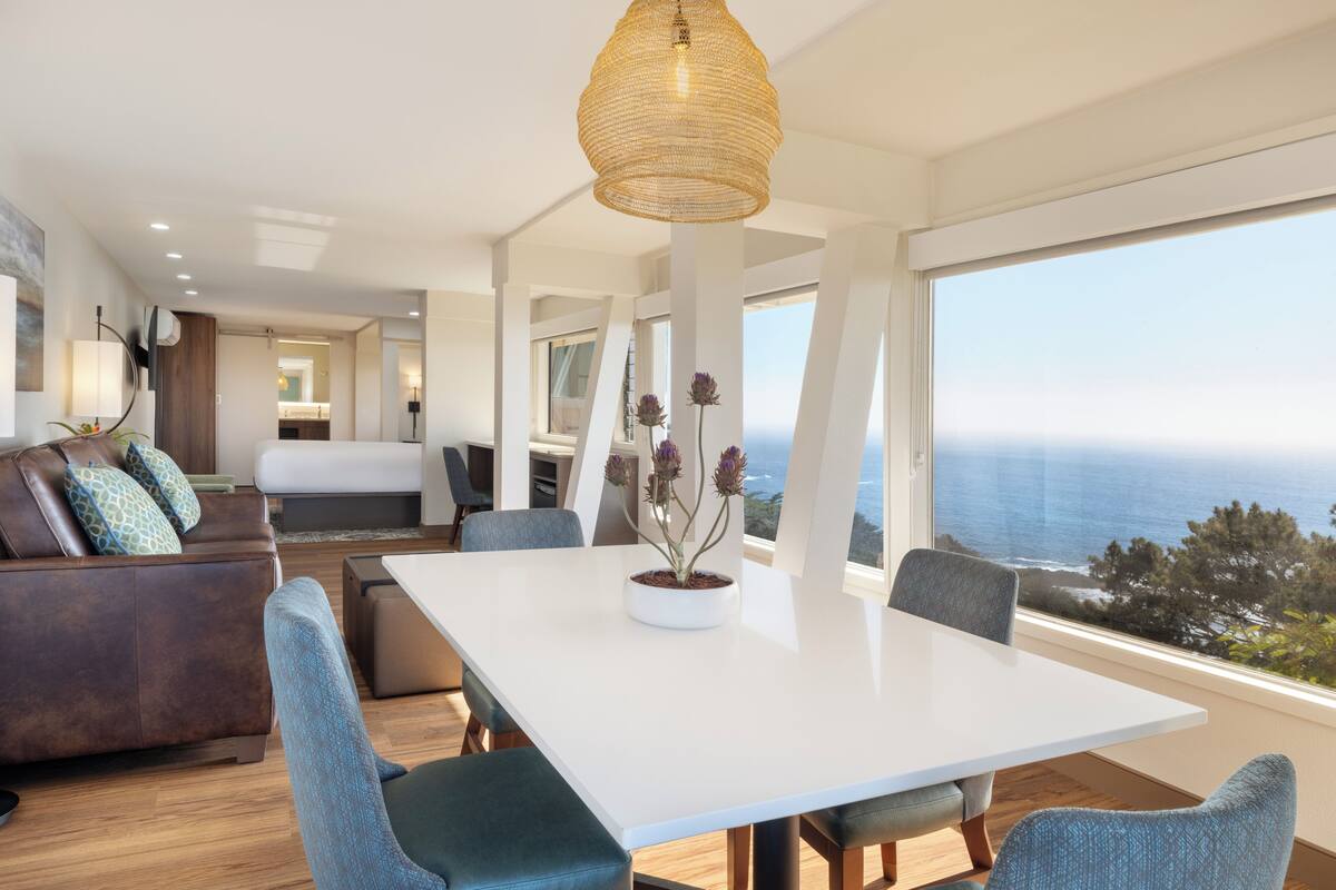 Sunset Suite, 1 Queen Bed with Sofa bed, Ocean View | 高級寢具、羽絨被、舒適加層、客房內保險箱