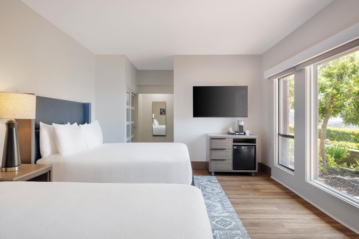 Standaard kamer, 2 queensize bedden, uitzicht op tuin | Luxe beddengoed, pillowtop-bedden, een kluis op de kamer, een bureau
