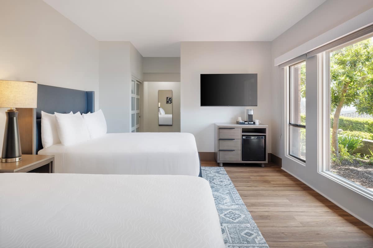 Standaard kamer, 2 queensize bedden, uitzicht op tuin | Luxe beddengoed, pillowtop-bedden, een kluis op de kamer, een bureau