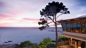 Vista frontal de la propiedad por la tarde o noche